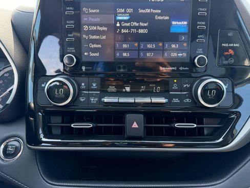 Used 2022 Toyota Highlander XLE FWD image 19