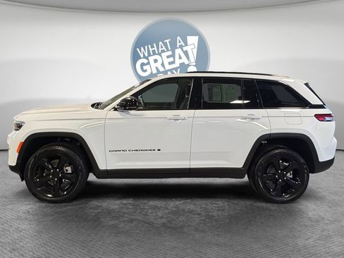 Used 2025 Jeep Grand Cherokee Limited w/ Luxury Tech Group II image 7