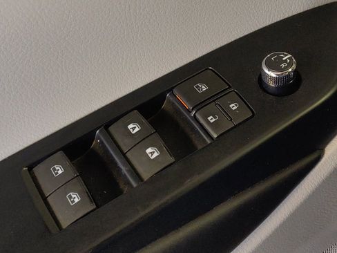 Used 2019 Toyota Highlander XLE FWD image 27