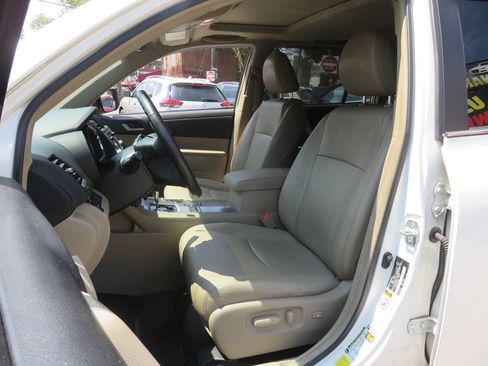 Used 2013 Toyota Highlander SE AWD/4WD image 10