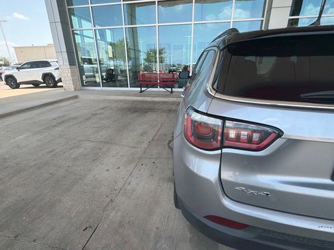 Used 2018 Jeep Compass Latitude w/ Popular Equipment Group AWD/4WD image 7