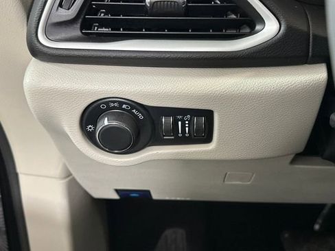 Used 2024 Chrysler Voyager LX image 19