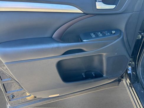 Used 2018 Toyota Highlander XLE w/ Carpet Mat Package (TMS) image 25