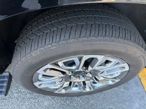 Used 2024 GMC Yukon XL Denali Ultimate AWD/4WD image 5