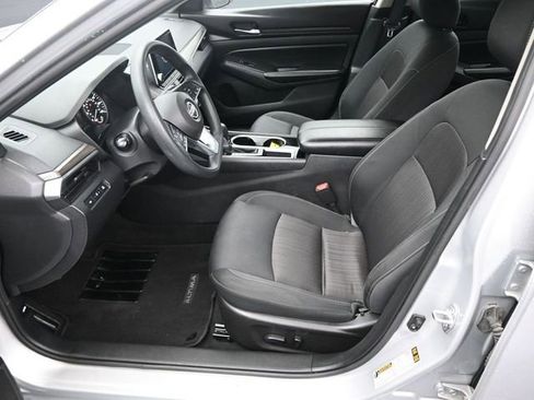 Used 2024 Nissan Altima 2.5 SV image 9