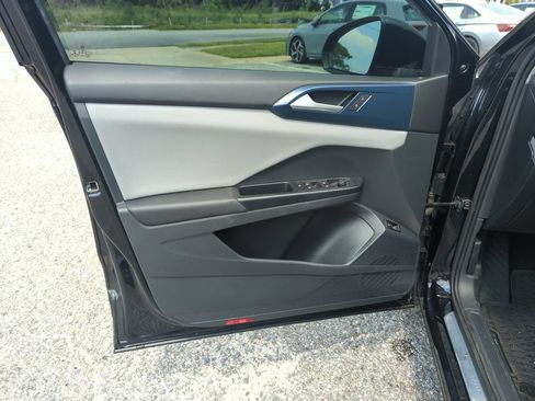 Used 2023 Volkswagen Taos SE w/ Panoramic Sunroof Package FWD image 18