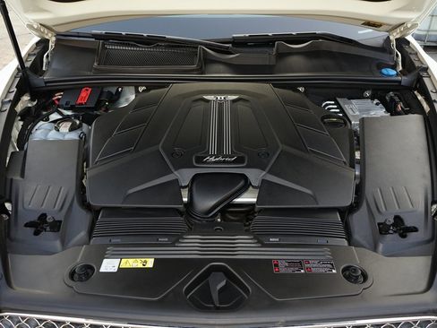 Used 2023 Bentley Bentayga Plug-In Hybrid image 32