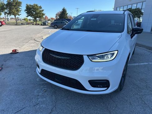 New 2026 Chrysler Pacifica Select image 11