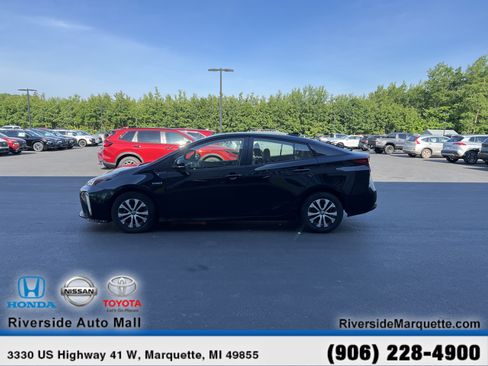 Used 2022 Toyota Prius XLE AWD/4WD image 4