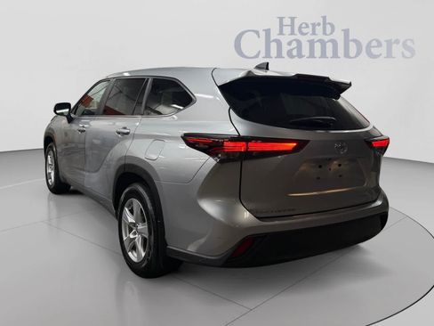 Used 2025 Toyota Highlander LE AWD/4WD image 3