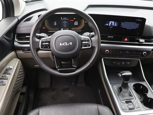 Used 2025 Kia Carnival image 12