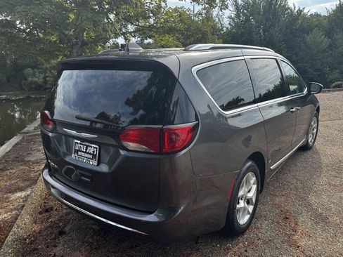 Used 2017 Chrysler Pacifica Touring-L Plus w/ Advanced Safetytec Group FWD image 5