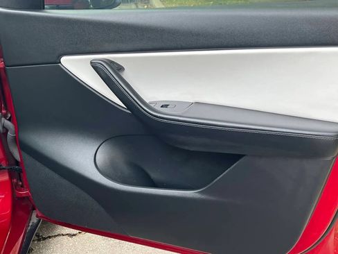 Used 2021 Tesla Model Y Long Range image 30