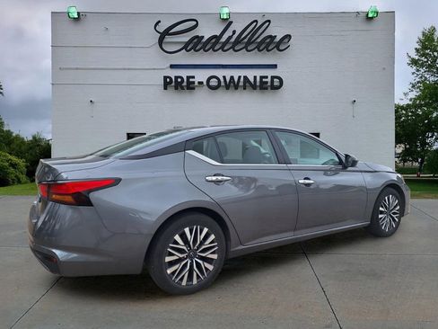 Used 2025 Nissan Altima 2.5 SV FWD image 3