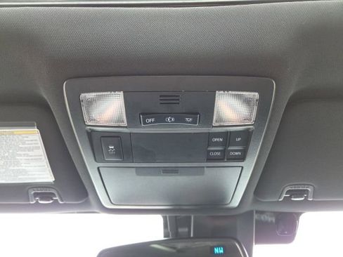 Used 2018 Toyota Tacoma TRD Sport image 19