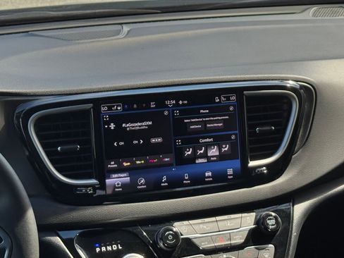 Used 2025 Chrysler Pacifica Select image 17