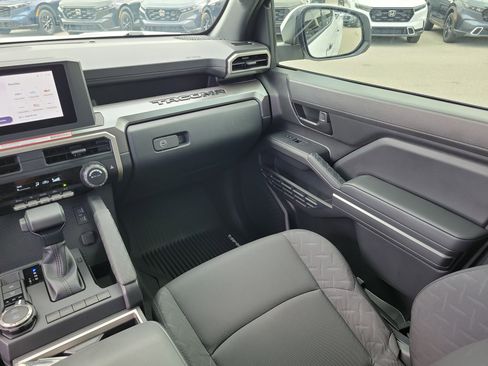 Used 2025 Toyota Tacoma SR5 AWD/4WD image 18