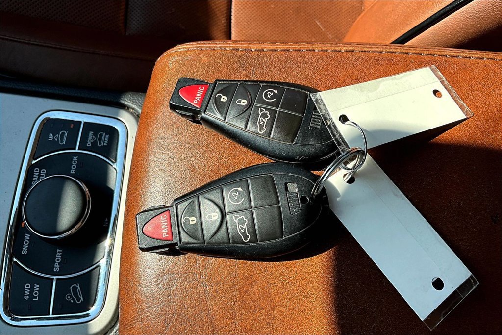 Used 2012 Jeep Grand Cherokee Overland Summit AWD/4WD image 11