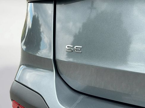 Used 2025 Volkswagen Taos SE FWD image 19