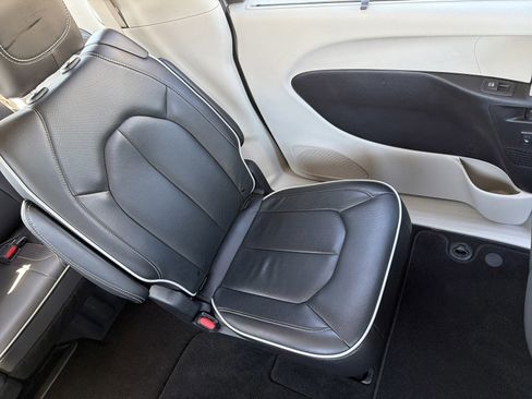 Used 2023 Chrysler Pacifica Limited image 14