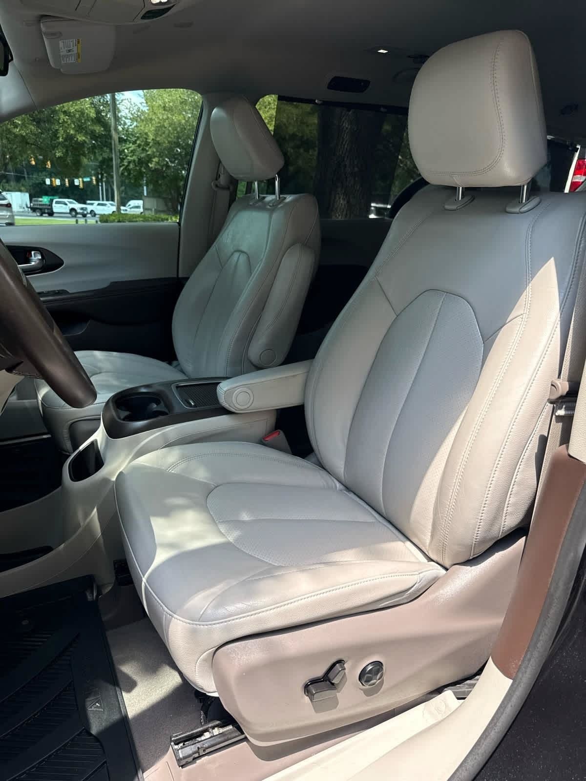 Used 2021 Chrysler Pacifica Touring-L w/ Premium & Safety Sphere Group FWD image 9