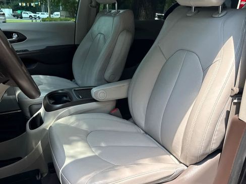 Used 2021 Chrysler Pacifica Touring-L w/ Premium & Safety Sphere Group FWD image 9