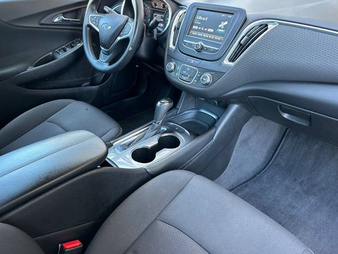 Used 2018 Chevrolet Malibu LT FWD image 16