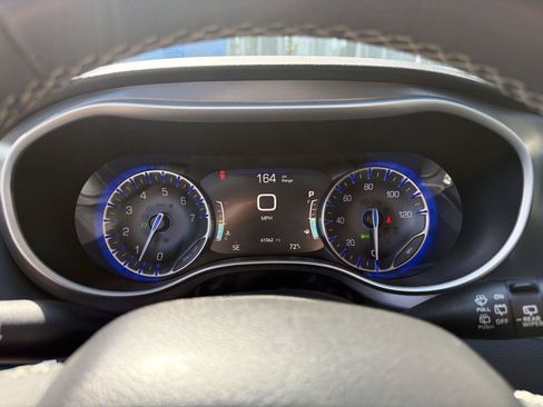 Used 2024 Chrysler Pacifica Touring-L FWD image 22