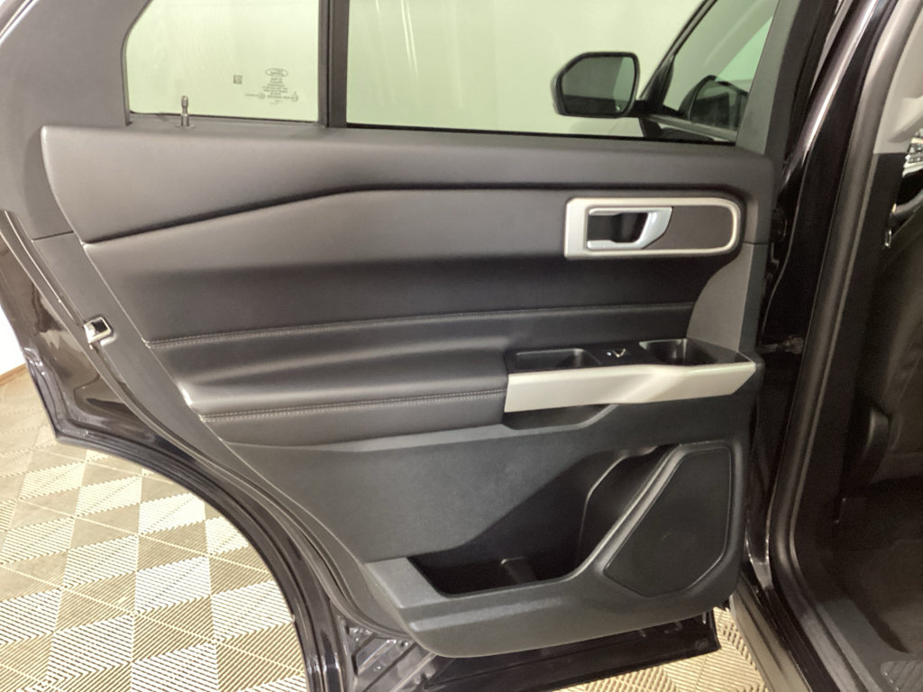 Used 2023 Ford Explorer XLT AWD/4WD image 16