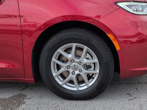 Used 2025 Chrysler Pacifica Select FWD image 10