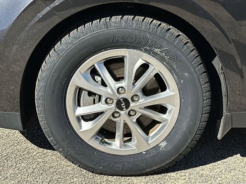 Used 2023 Kia Carnival LX image 10