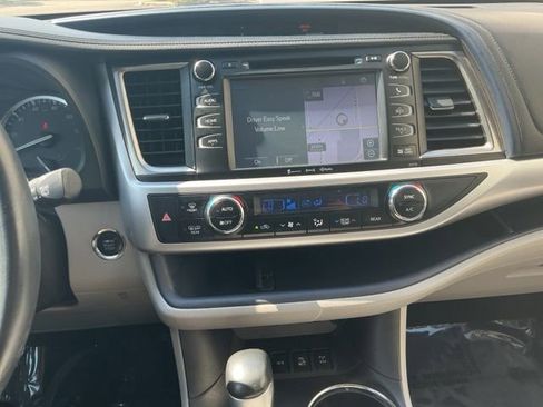 Used 2016 Toyota Highlander XLE AWD/4WD image 24