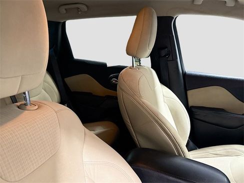 Used 2017 Jeep Cherokee Latitude image 28