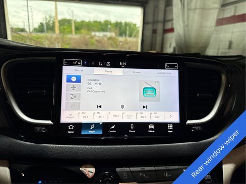 Used 2023 Chrysler Pacifica Touring-L FWD image 15