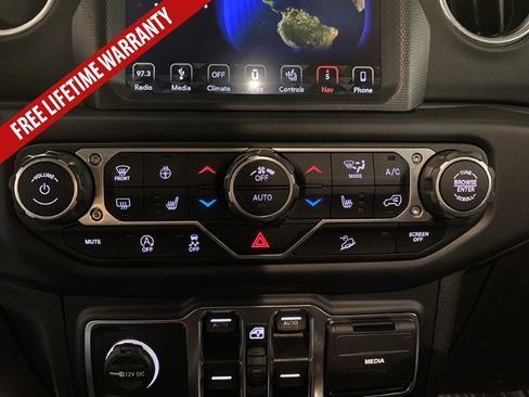 Used 2019 Jeep Wrangler Unlimited Sahara AWD/4WD image 38