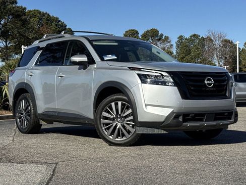 Used 2024 Nissan Pathfinder SL w/ SL Premium Package image 2