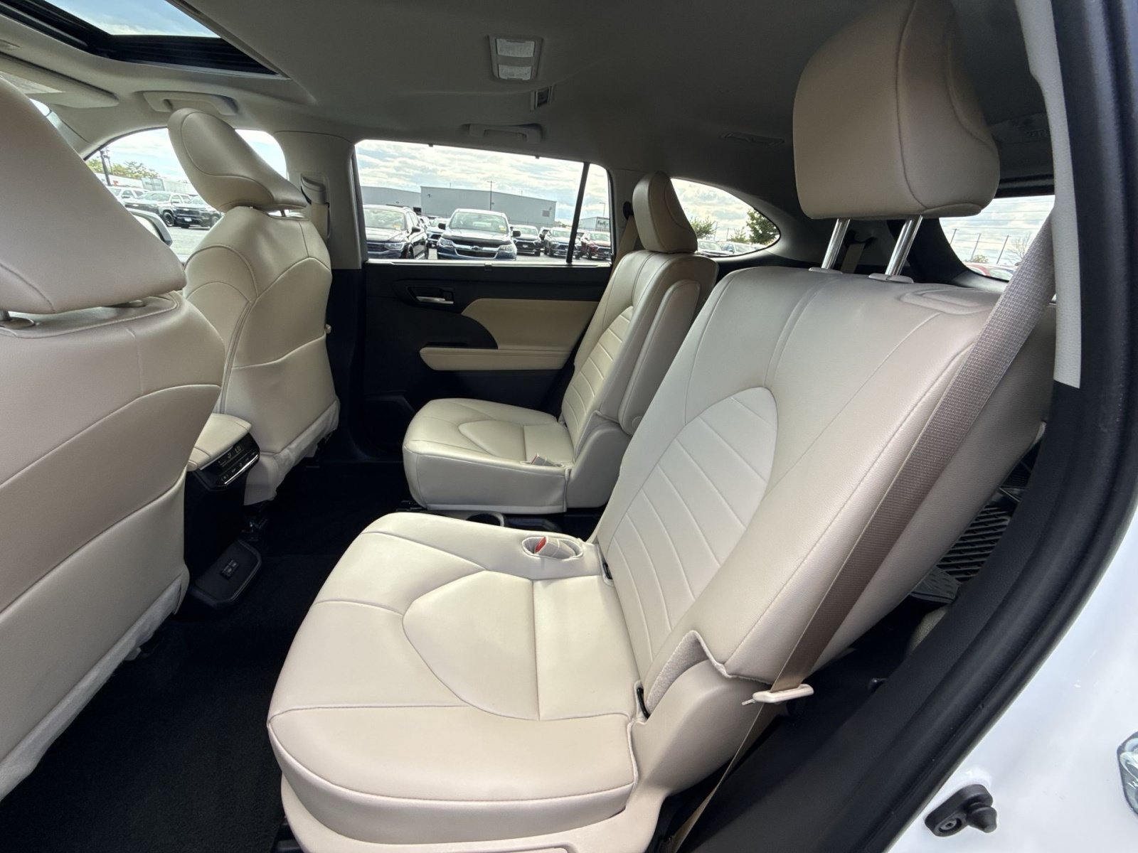 Used 2025 Toyota Highlander XLE AWD/4WD image 26