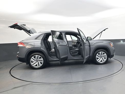 Used 2022 Volkswagen Atlas Cross Sport SE w/ Panoramic Sunroof Package image 44