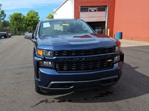 Used 2019 Chevrolet Silverado 1500 Custom w/ Custom Value Package AWD/4WD image 2