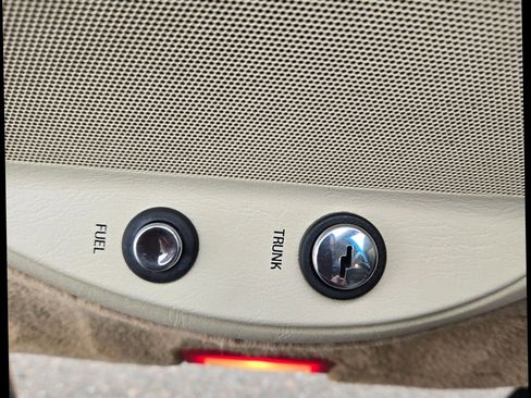 Used 2000 Lincoln Town Car Cartier image 19