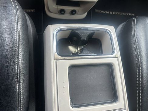 Used 2016 Chrysler Town & Country Touring image 14