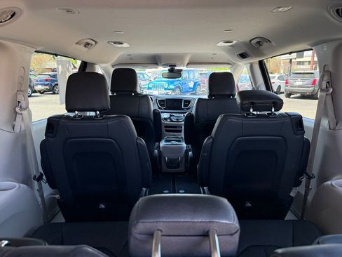 Used 2020 Chrysler Pacifica Touring-L w/ Advanced Safetytec Group FWD image 21