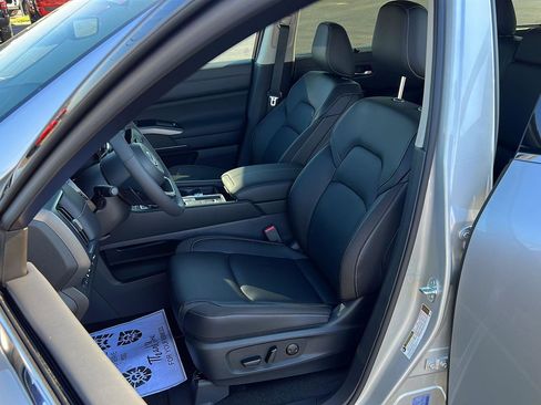 New 2025 Nissan Pathfinder SL image 14