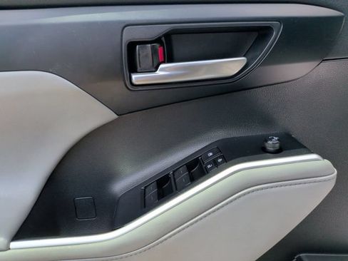 Used 2023 Toyota Highlander XLE FWD image 14