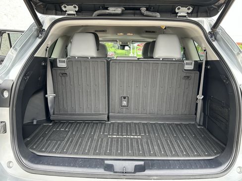 Used 2020 Toyota Highlander XLE AWD/4WD image 21