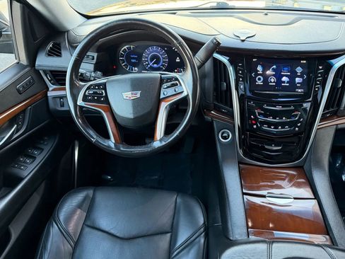 Used 2018 Cadillac Escalade ESV Luxury image 13