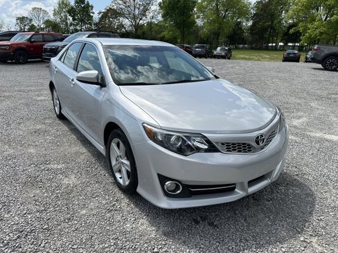 Used 2014 Toyota Camry SE image 3