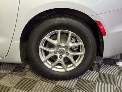 Used 2024 Chrysler Pacifica Touring-L image 8