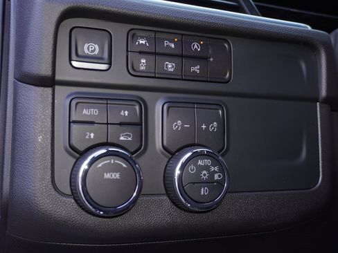 Used 2025 Chevrolet Suburban RST image 18