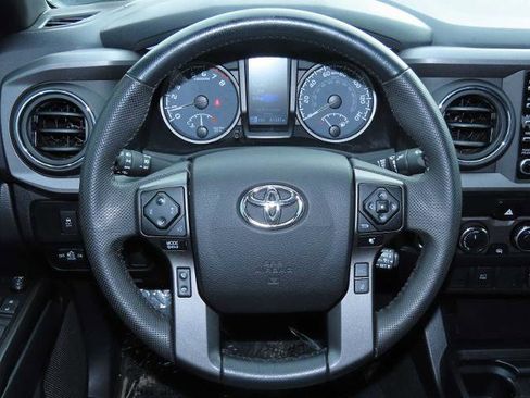Used 2022 Toyota Tacoma TRD Off-Road image 31